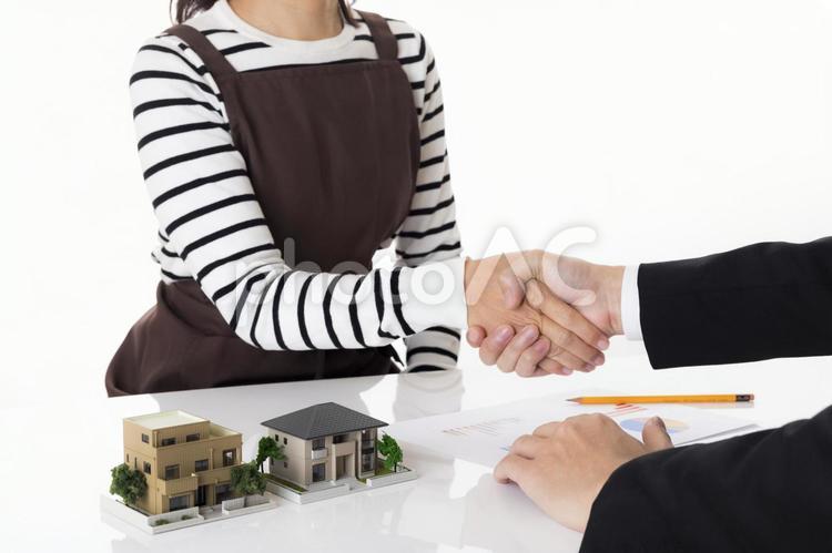 握手をする男女 人物,不動産,成立の写真素材