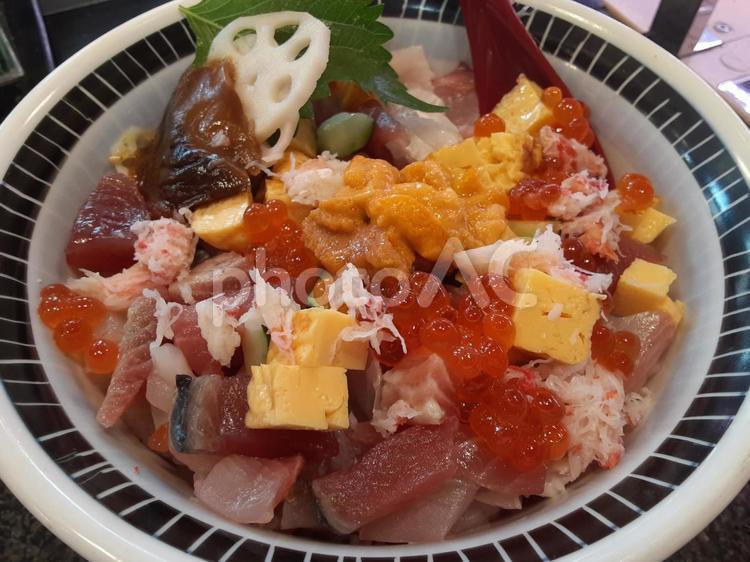 海の幸をふんだんに使った海鮮丼 海鮮丼,魚,魚介類の写真素材