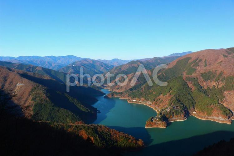 碧く光る奥多摩湖 山,空,自然の写真素材