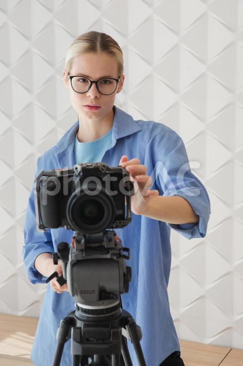 カメラ目線の女性カメラマン 女性,カメラマン,撮影の写真素材