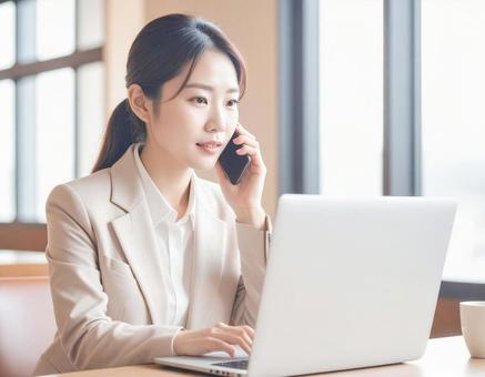 仕事をする女性 仕事をする女性の写真