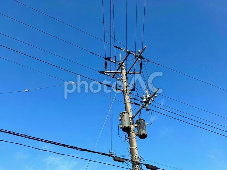 電信柱と青い空 電信柱,電線,青空の写真素材