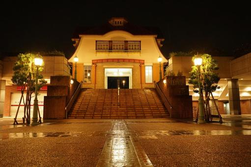 始発前の田園調布、雨の駅前広場 深夜,深更,早朝の写真素材