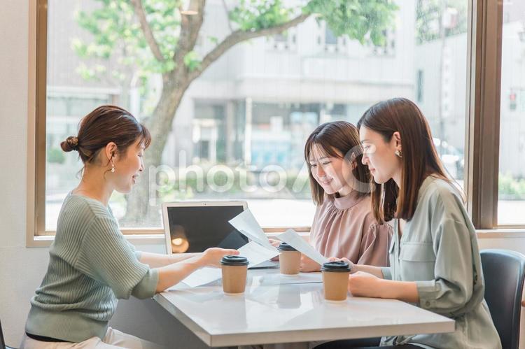 資料を見ながら会議・ミーティングする女性 ビジネス,マーケティング,市場調査の写真素材