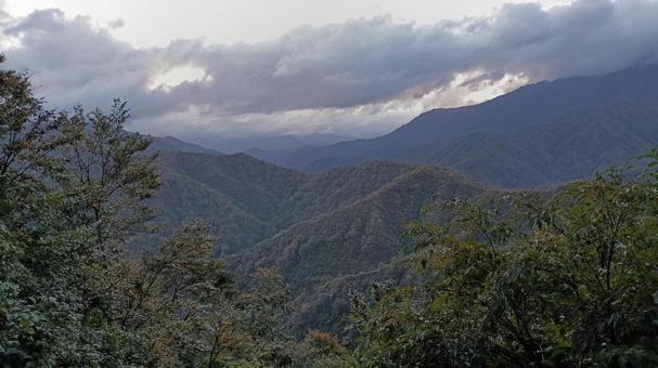 枝折峠から眺めた山々 枝折峠,山,早朝の写真素材