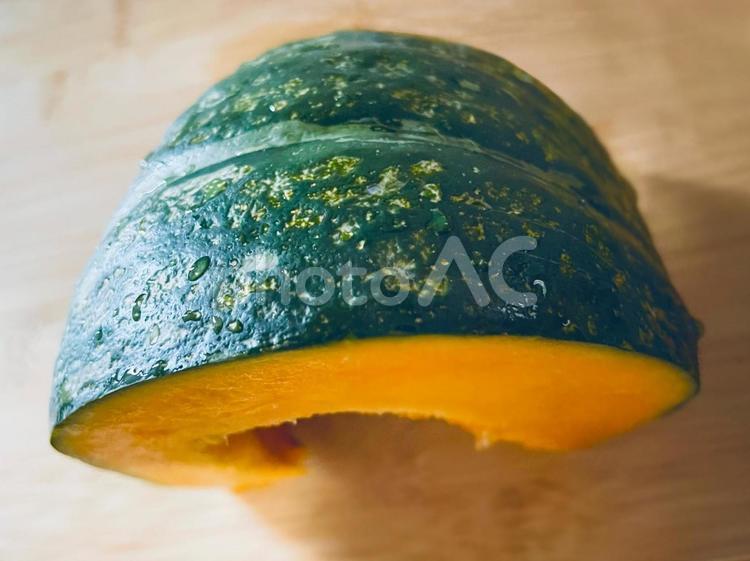カットされたまな板の上のカボチャ カットされたまな板の上のカボチャ かぼちゃ,南瓜,夏の写真素材