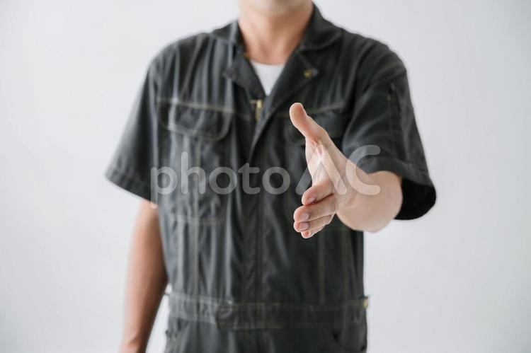 握手を求める作業着の男性 1人,30代,40代の写真素材