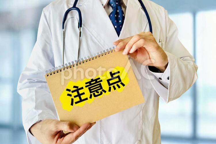 注意点を説明する男性医師 注意点,男性,注意の写真素材