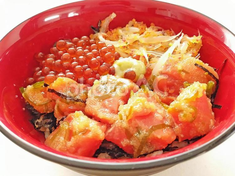 海鮮丼　アップ 海鮮丼,いくら,鮭の写真素材