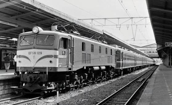 品川駅に停車中のEF58形電気機関車 品川駅に停車中のEF58形電気機関車の写真