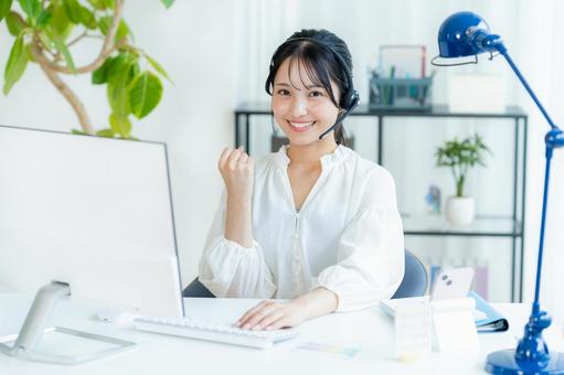オフィスで働く女性のオペレーター オペレーター,女性,笑顔の写真素材