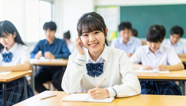 塾で勉強する笑顔の日本人の女の子 塾で勉強する笑顔の日本人の女の子の写真