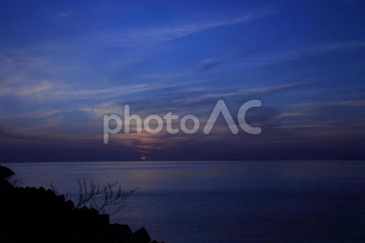 愛媛県伊予市　伊予灘に沈む夕日 夕日,夕やけ,夕焼けの写真素材