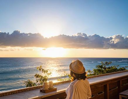 海を眺める女性の写真