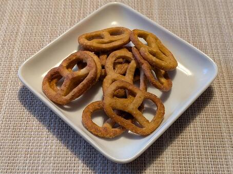 白い磁器の角皿に盛ったプレッツェル プレッツェル,菓子パン,ドイツ菓子の写真素材