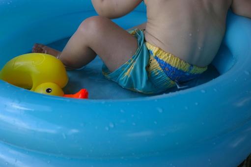 ビニールプールで遊ぶ男の赤ちゃん ビニールプールで遊ぶ男の赤ちゃん プール,子ども,おもちゃの写真素材