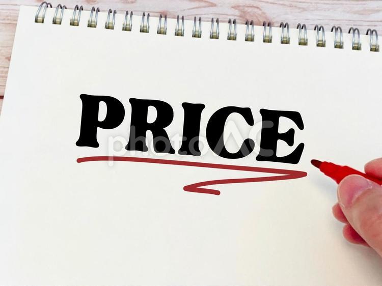 ノートにPRICEの文字を書く手元 プライス,値段,料金の写真素材