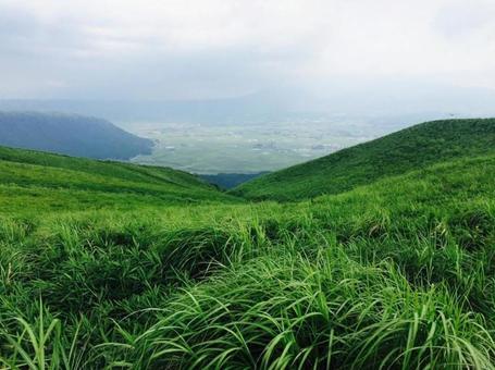 阿蘇の緑豊かな草原風景 阿蘇の緑豊かな草原風景 阿蘇,草原,熊本の写真素材