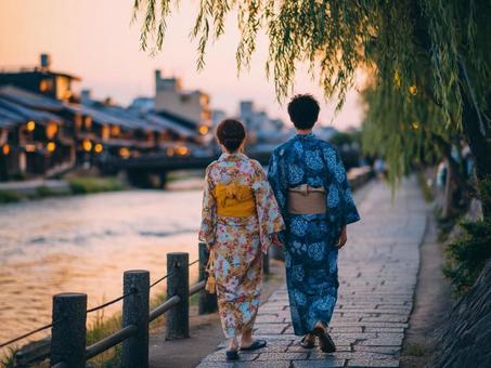 風情のある川辺を二人で歩く 風情のある川辺を二人で歩くの写真