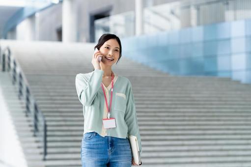 電話する若いビジネスウーマン 電話する若いビジネスウーマンの写真