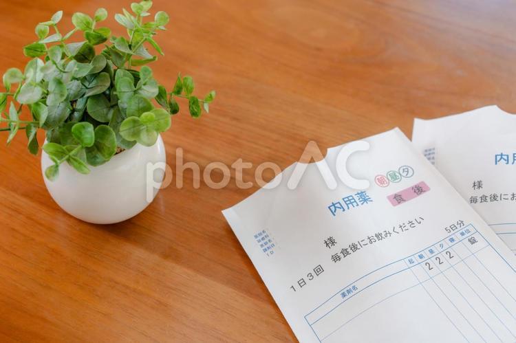 薬袋と観葉植物 薬,内服薬,処方薬の写真素材