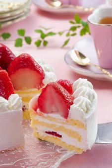 苺ケーキを切り分ける 苺ケーキを切り分けるの写真