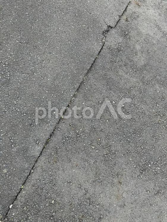 アスファルトのヒビ アスファルト,地面,道路の写真素材