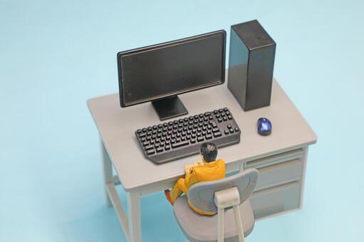 パソコンを操作する男性 パソコン,男性,デスクトップパソコンの写真素材