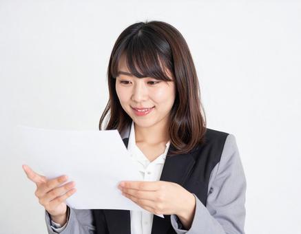 書類を確認するビジネスウーマンの写真