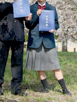 卒業証書を手にする学生(縦) 卒業証書を手にする学生(縦) 卒業証書,学生,桜の写真素材