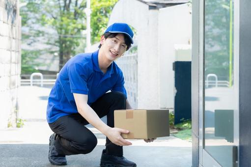 荷物を置き配する宅配業者 荷物を置き配する宅配業者の写真