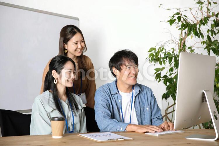 オンライン会議する男女の会社員 オンライン会議,web会議,ウェビナーの写真素材