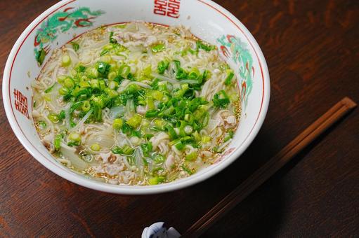 インスタントの葱ラーメン インスタントの葱ラーメン 食事,インスタント,食卓の写真素材
