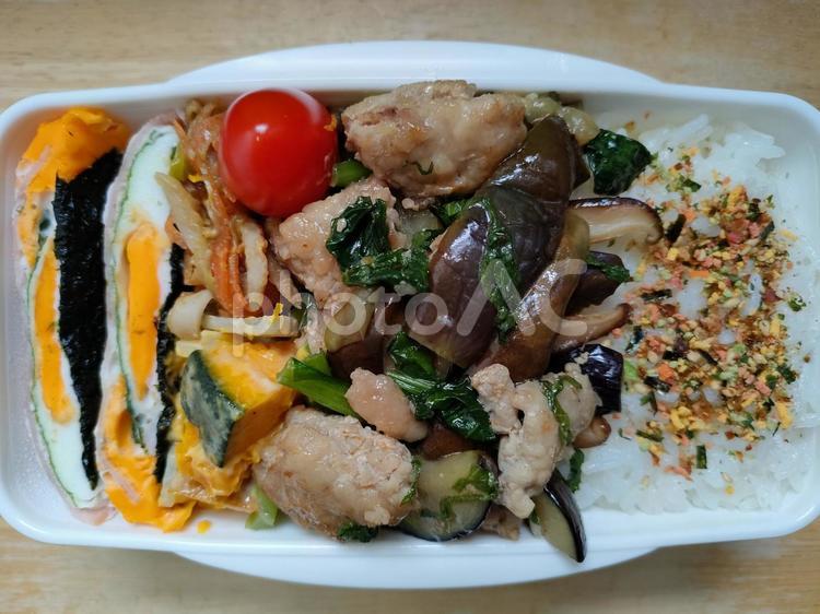 豚ひき肉なす小松菜旨つゆラー油炒め弁当！ お弁当,お昼ご飯,お昼の写真素材