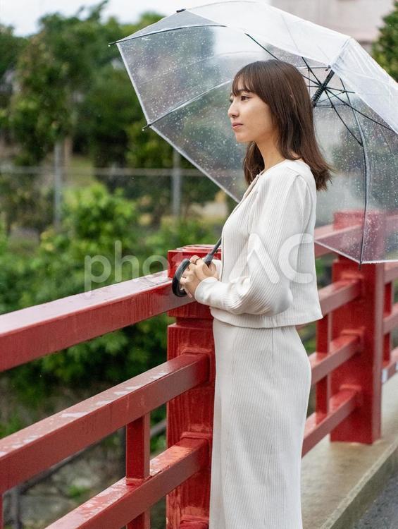 傘と女子 落ち着いた,雨,人の写真素材