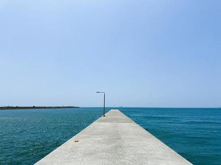 海の防波堤から望む青い空と青い海 海の防波堤から望む青い空と青い海 海,青空,防波堤の写真素材