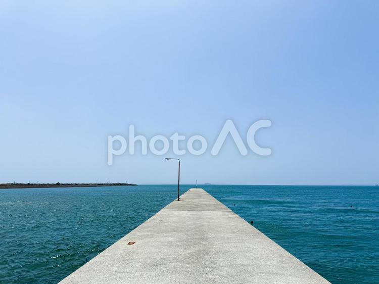 海の防波堤から望む青い空と青い海 海,青空,防波堤の写真素材