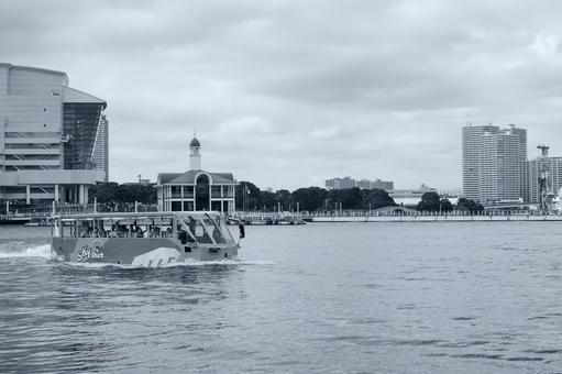 水陸両用バスと都市の風景 水陸両用バスと都市の風景 水陸両用バス,バス,船の写真素材