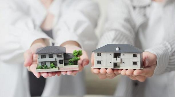 不動産を比較するアジア人カップル 不動産,検討,比較の写真素材