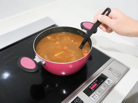 カレーを混ぜる カレーを混ぜるの写真