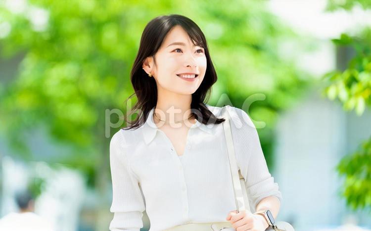 屋外を歩く笑顔の女性・ビジネスウーマン 女性,歩く,夏の写真素材