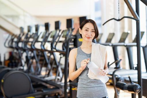 ジムでトレーニングするミドルの女性 ジム,フィットネス,トレーニングの写真素材