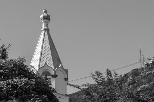 木々の合間から見える白い教会の屋根 木々の合間から見える白い教会の屋根 教会,聖堂,建築の写真素材