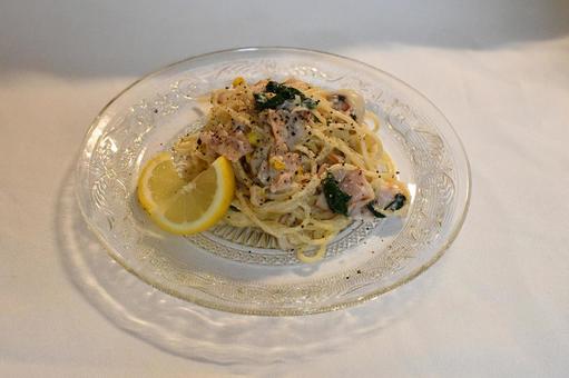 クリームソースパスタレモン添え クリームソースパスタレモン添え パスタ,クリームパスタ,冷製パスタの写真素材