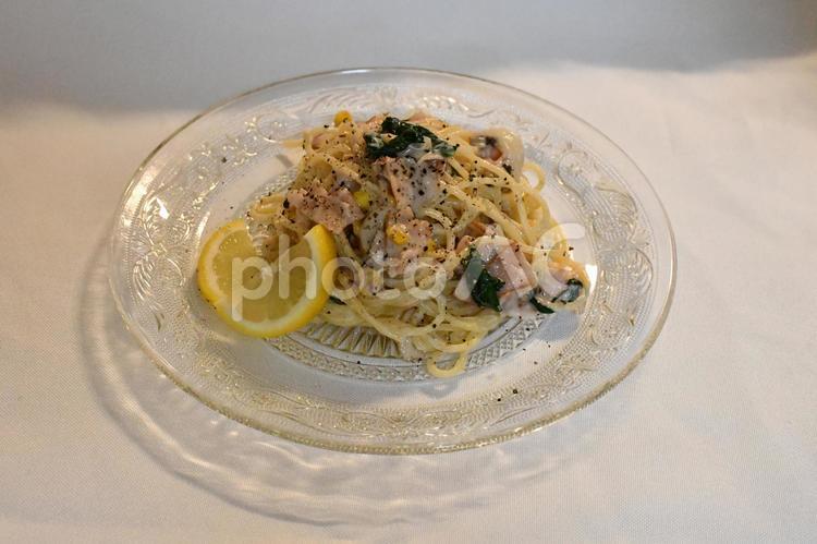 クリームソースパスタレモン添え パスタ,クリームパスタ,冷製パスタの写真素材