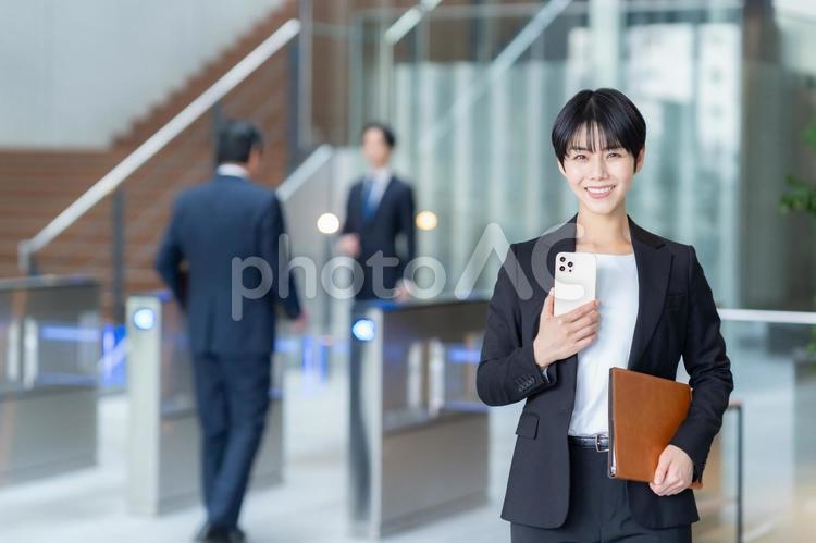 オフィスに通勤をするビジネスマン ビジネスマン,通勤,ビジネスの写真素材