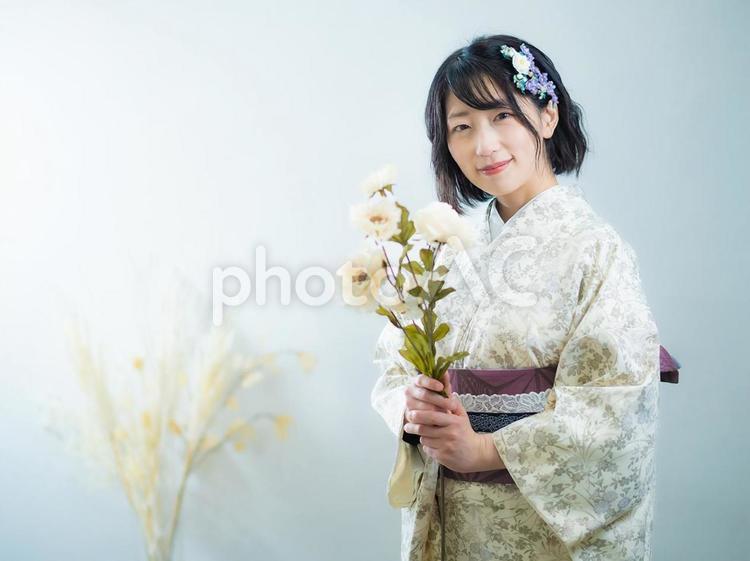 10：洋風な花柄小紋（着物）を着る女性 女性,日本人,着物の写真素材