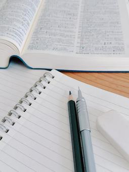 教育 ノートと英和辞典 テスト勉強 教育 ノートと英和辞典 テスト勉強 教育,勉強,学習の写真素材