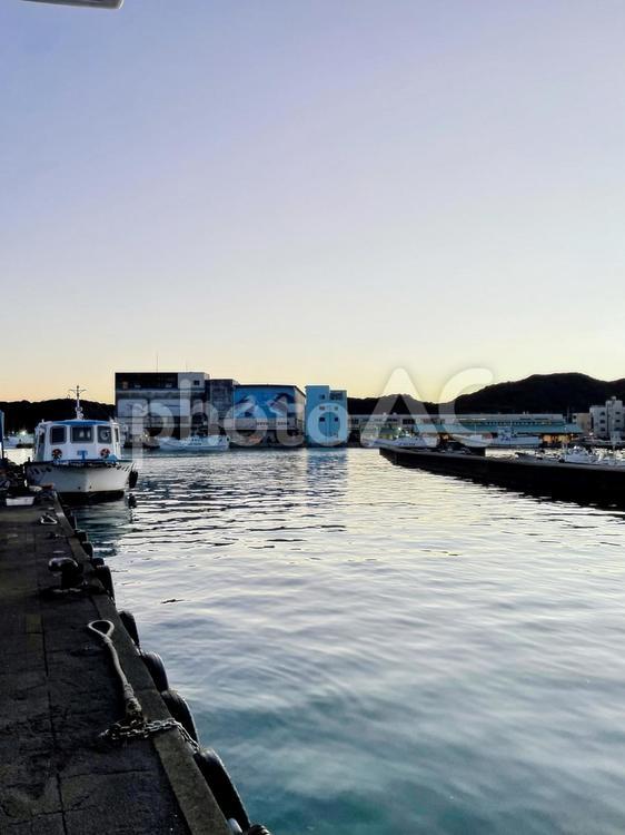 静かな港 - 夕暮れの風景 港,漁港,船の写真素材