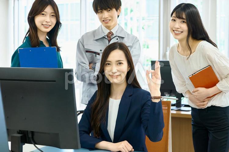 ビジネスウーマン　チームワーク　オフィス ビジネス,チーム,ビジネスウーマンの写真素材